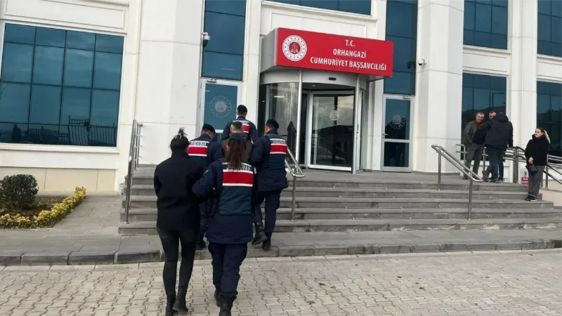 Bursa’da ev sahibinin hastanede yatmasını fırsat bildiler, evdeki altınlarını çaldılar