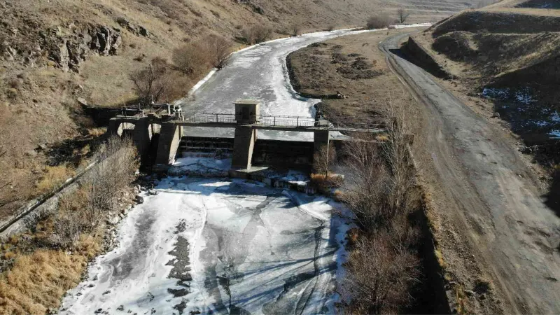Kars’ta soğuktan HES barajı dondu