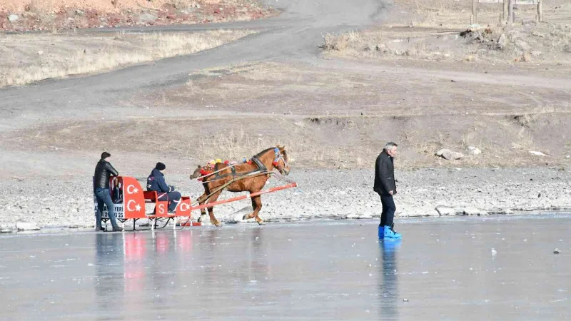 Çıldır Gölü’nde buz pateni keyfi