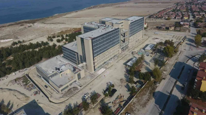 Türkiye’nin ilk göl manzaralı devlet hastanesi yüzde 90 oranında tamamlandı