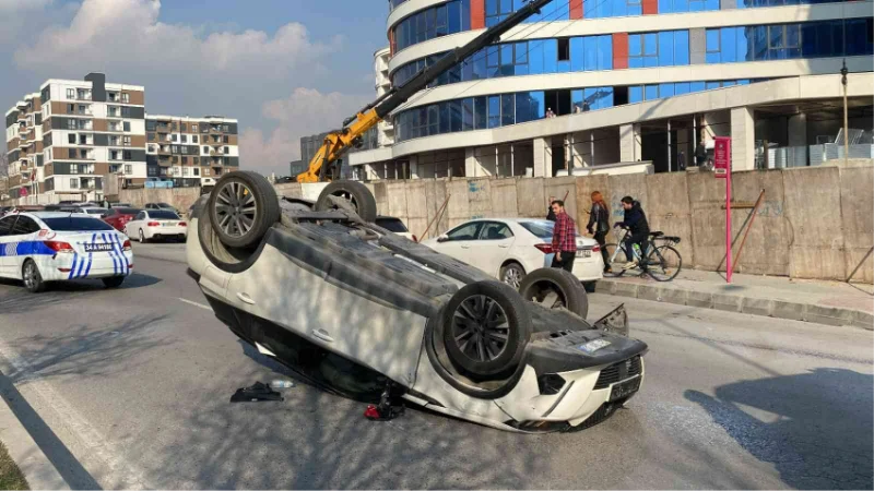 Pendik’te 3 aracın karıştığı kazada baba ve oğul yaralandı