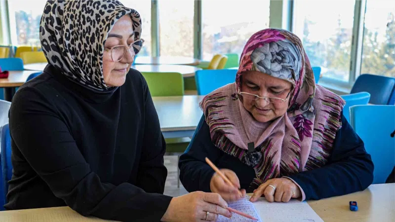 Vanlı kadınlar Büyükşehir’le okuma-yazma öğreniyor