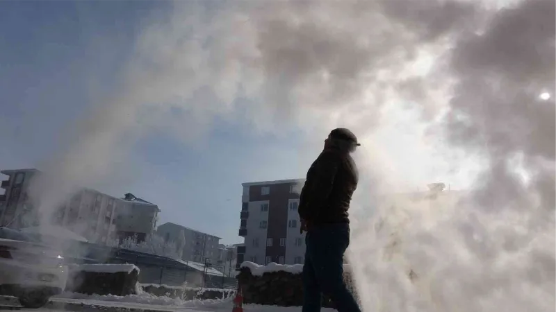 Ardahan buz kesti, havaya serpilen sıcak su bile dondu