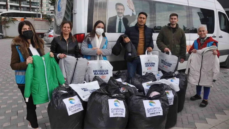 Çukurova Belediyesi, çocuklara mont hediye etti