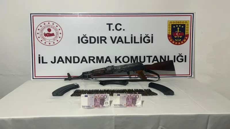 Iğdır’da kaleşnikof ve sahte döviz ele geçirildi