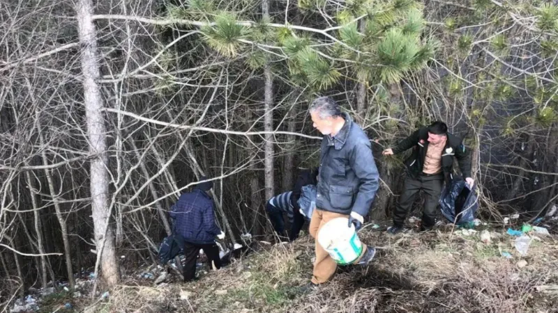 Ormancılar, köylülerle ormanda çöp topladı