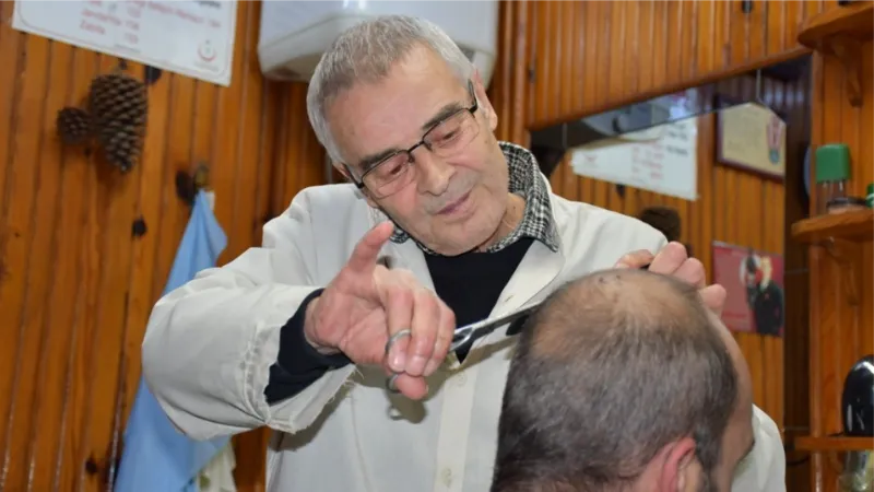 Bursa’da bir berber 57 yıldır makası elinden bırakmadı