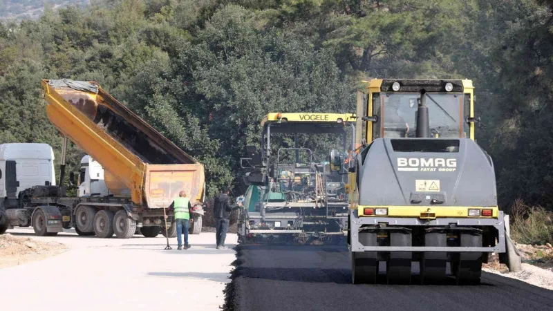 Bodrum Mümtaz Ataman Caddes’inde sıcak asfalt dökümü devam ediyor