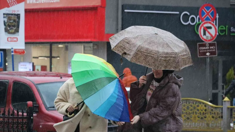 Edirne’de aniden bastıran yağış zor anlar yaşattı