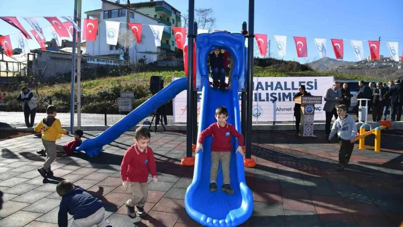 Başkan Genç, öğrencilere karne hediyesi olarak Akyazı Çocuk Parkı’nı hizmete açtı