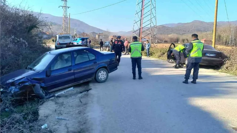 İki araç kafa kafaya çarpıştı: 3 yaralı