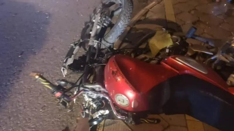 Motosiklet aydınlatma direğine çarptı: 1 yaralı