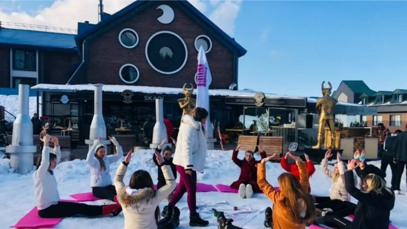 Uludağ’da karların üzerinde yoga yaparak ısınıyorlar