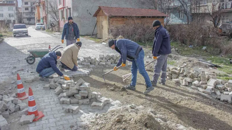 Yollar ve kaldırımlar yenileniyor