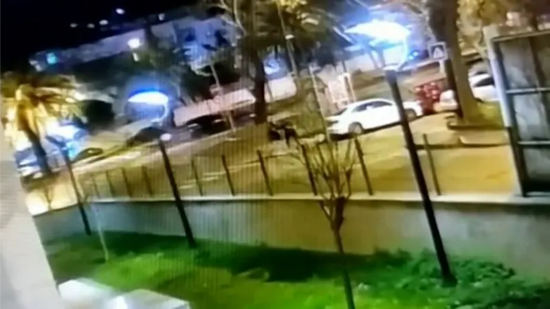 Fatih’te dehşet anları kamerada: Yolda yürüyen şahıs bıçakla gasp edildi