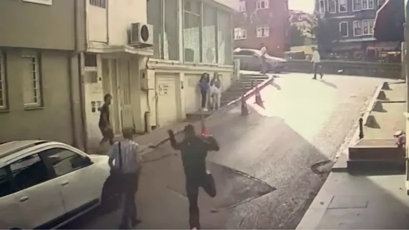 İstanbul’da kadınları hedef alan kapkaççılar kamerada: Güven timleri çeteyi çökertti