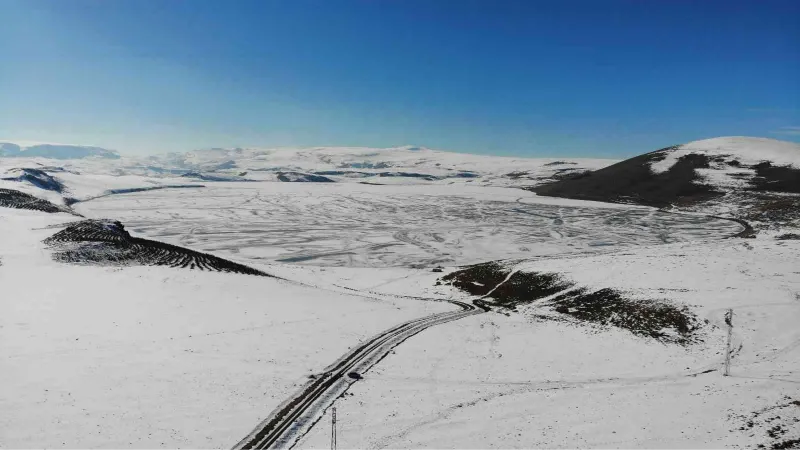 Kars’ta donan Aygır Gölü havadan görüntülendi