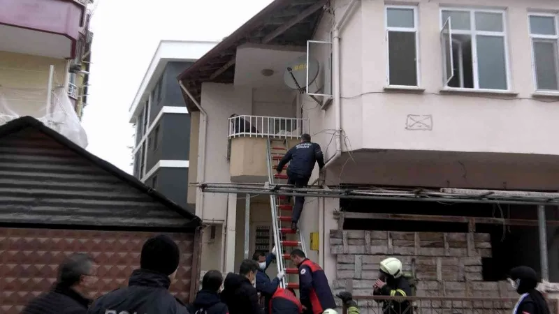 Yerinden çıkan soba borusu az kalsın evi yakıyordu