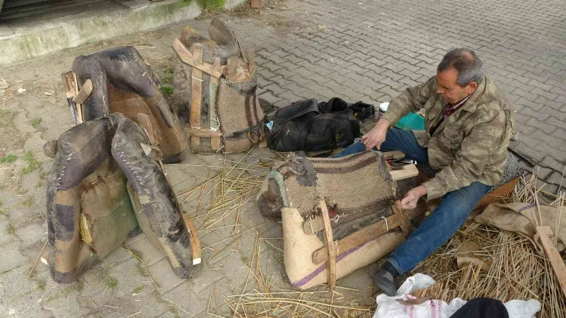 Mesleğinin son ustalarından: 60 yıldır semer tamiri yapıyor