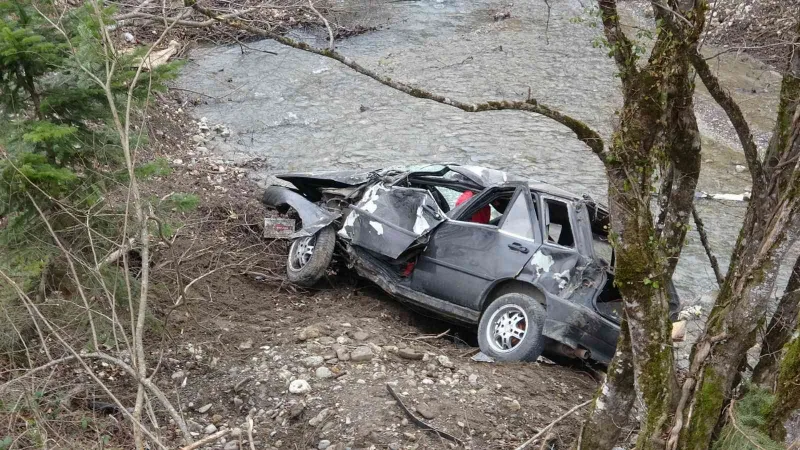 Dereye uçan otomobilin sürücüsü hayatını kaybetti