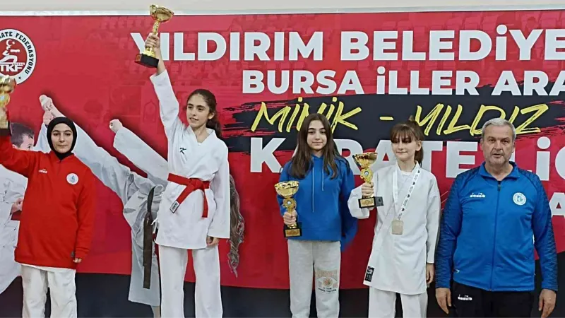 İzmit Belediyesporlu karateciler Bursa’dan madalyalarla döndü