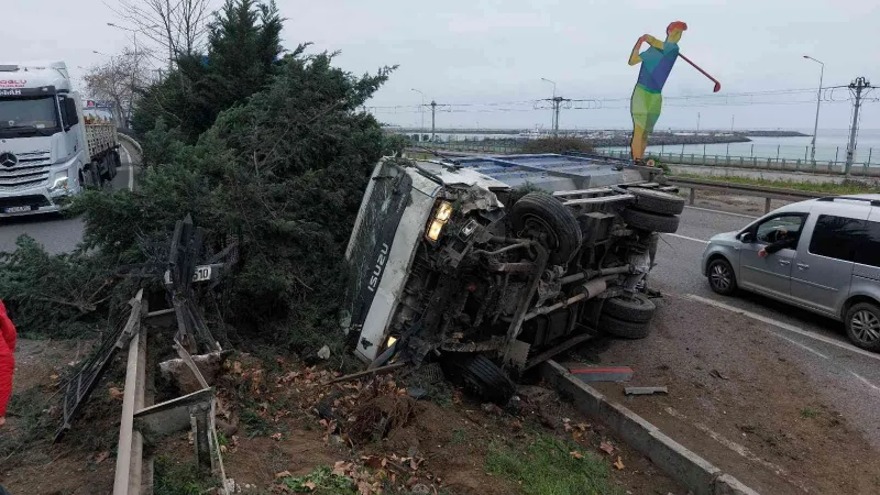 Samsun’da devrilen kamyonetin sürücüsünü emniyet kemeri kurtardı