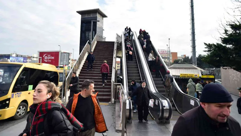 1 yıl önce kar yağışı  yolları kapatırken, bugün ise hava güneşli