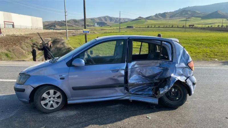 Kamyonet otomobile çarptı: 7 yaralı