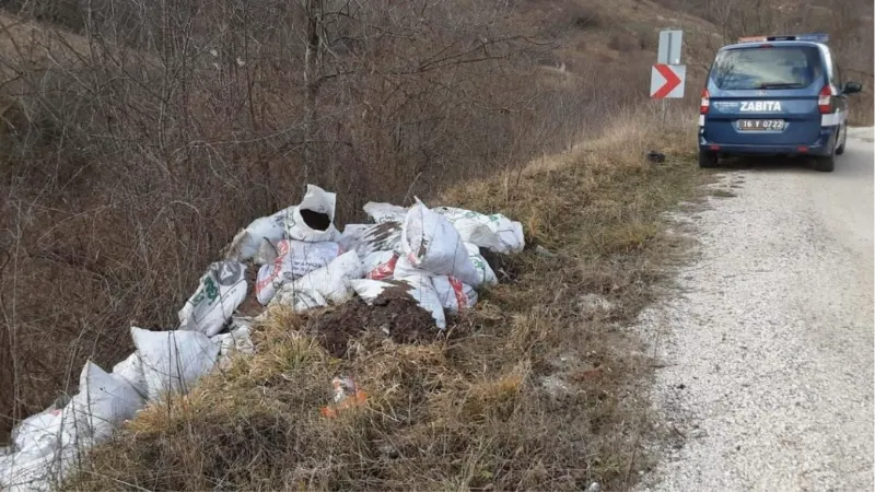 Doğaya moloz attılar, yakalanınca 30 çuvalı kendileri taşıdılar