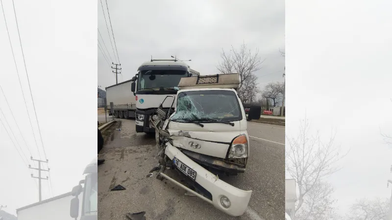 Bursa’da TIR ile kamyonet çarpıştı, sıkışan yolcuyu itfaiye kurtardı