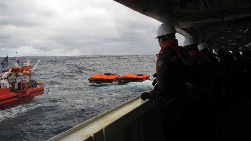 Japonya açıklarında kargo gemisi battı: 13 kişi kurtarıldı, 9 kişi kayıp