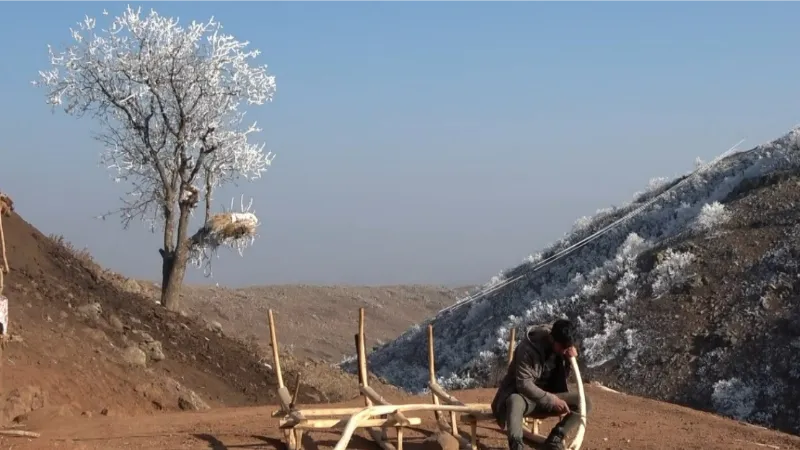 Muşlu genç kızak yaparak geçimini sağlıyor