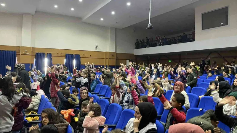 Çocuklara karne hediyesi olarak çeşitli gösteriler sahnelendi