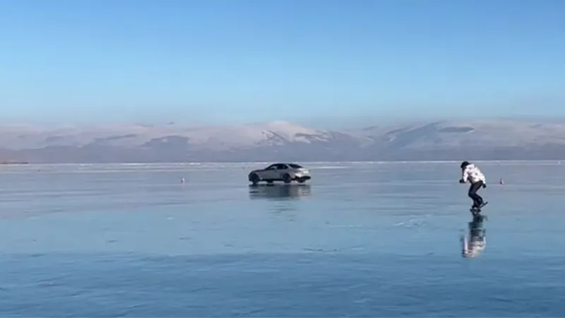 Çıldır Gölü’nde buz patencileri ile otomobilin performansı