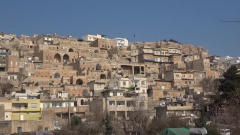 Mardin’in tarihi yapıları kar güzelliğine hasret kaldı