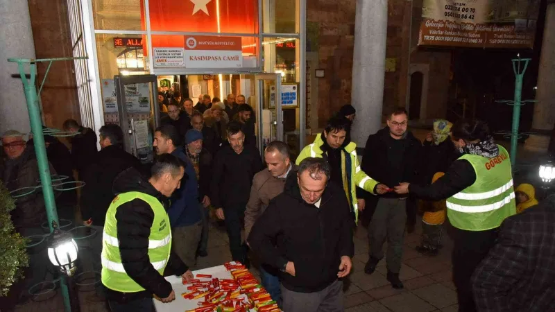 Regaip Kandilinde mevlid şekeri ile ağızlar tatlandı