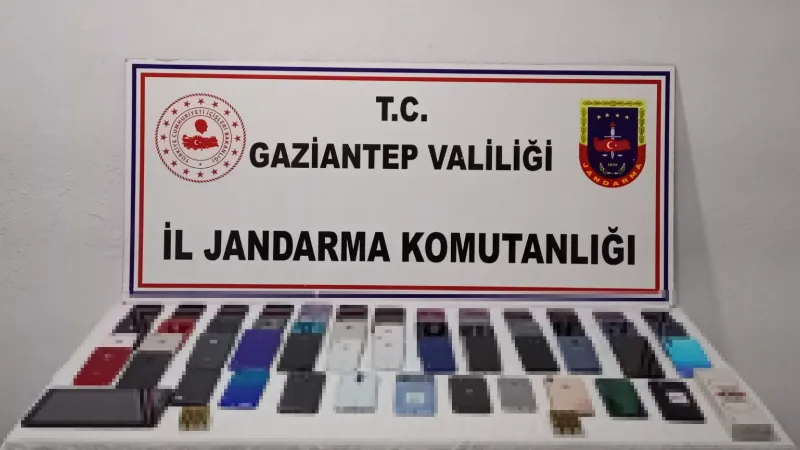 Gaziantep’te 194 adet kaçak cep telefonu ile 115 litre kaçak alkol ele geçirildi