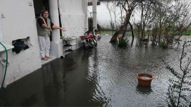 Manisa’da sağanak etkili oldu, bazı evleri su bastı