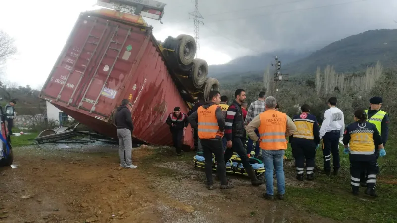 Kontrolden çıkan tır devrildi, sürücü araçta sıkıştı