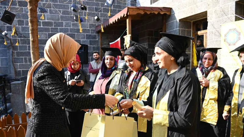Diyarbakır’da okuma yazma öğrenen kadınlar kep attı