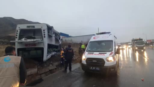 Kayseri’de yoldan çıkan işçi servisi takla attı: Çok sayıda yaralı var