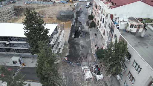 Zeytinburnu’nda patlama nedeniyle yol çöktü, oluşan çukur havadan görüntülendi