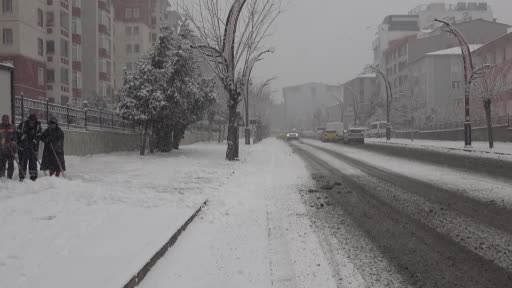 Bingöl’de kar yağdı, belediye ekiplerinin mesaisi de başladı