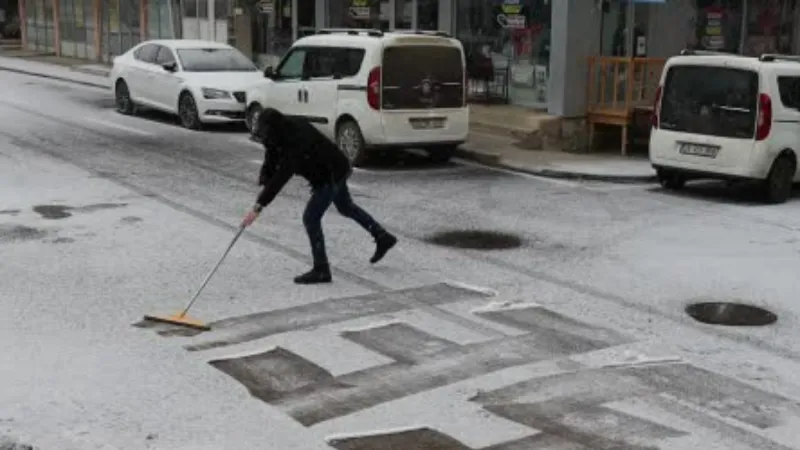 Oltu ilçe merkezine yılın ilk karı yağmaya başladı