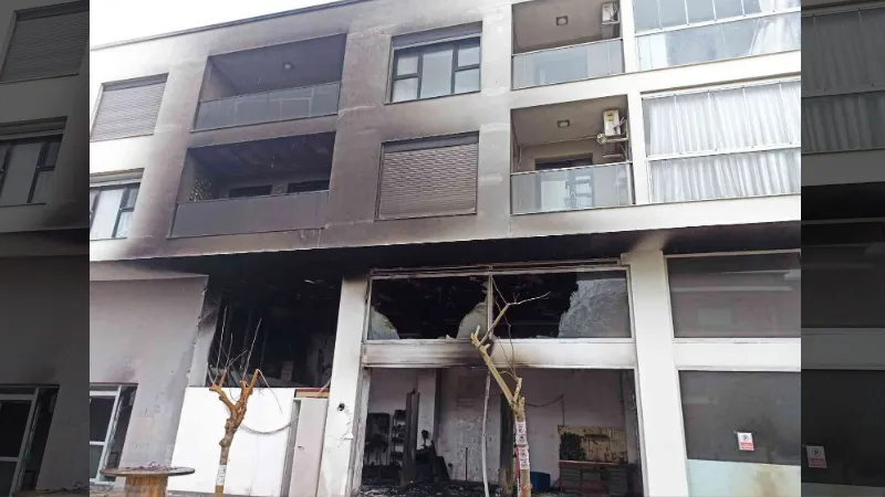 İzmir’de karavan imalathanesinde yangın