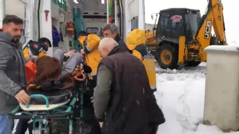 Elazığ’da kalp hastası köylü, ekiplerin yarım saatlik çalışmasıyla hastaneye kaldırıldı