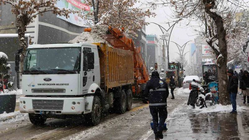 Van Büyükşehir Belediyesinden karla mücadele seferberliği