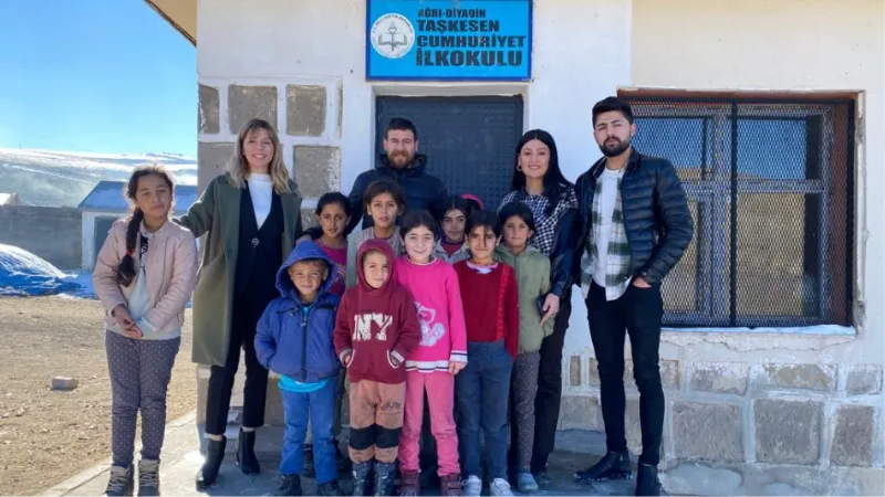 Çocukları sevindirmek için köy köy geziyorlar