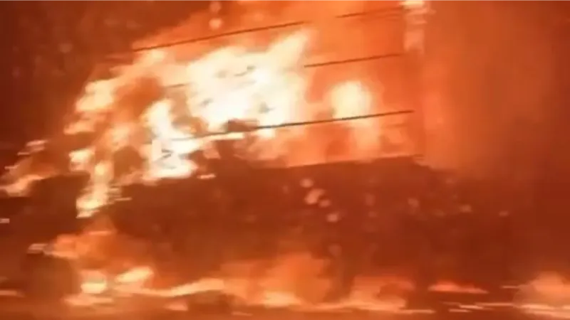Bursa’da seyir halindeki kamyonet alev alev yandı