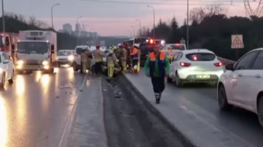 Başakşehir’de önceden olan kazayı sürücülere bildiren kamyonet şoförü minibüsün altında kalarak hayatını kaybetti